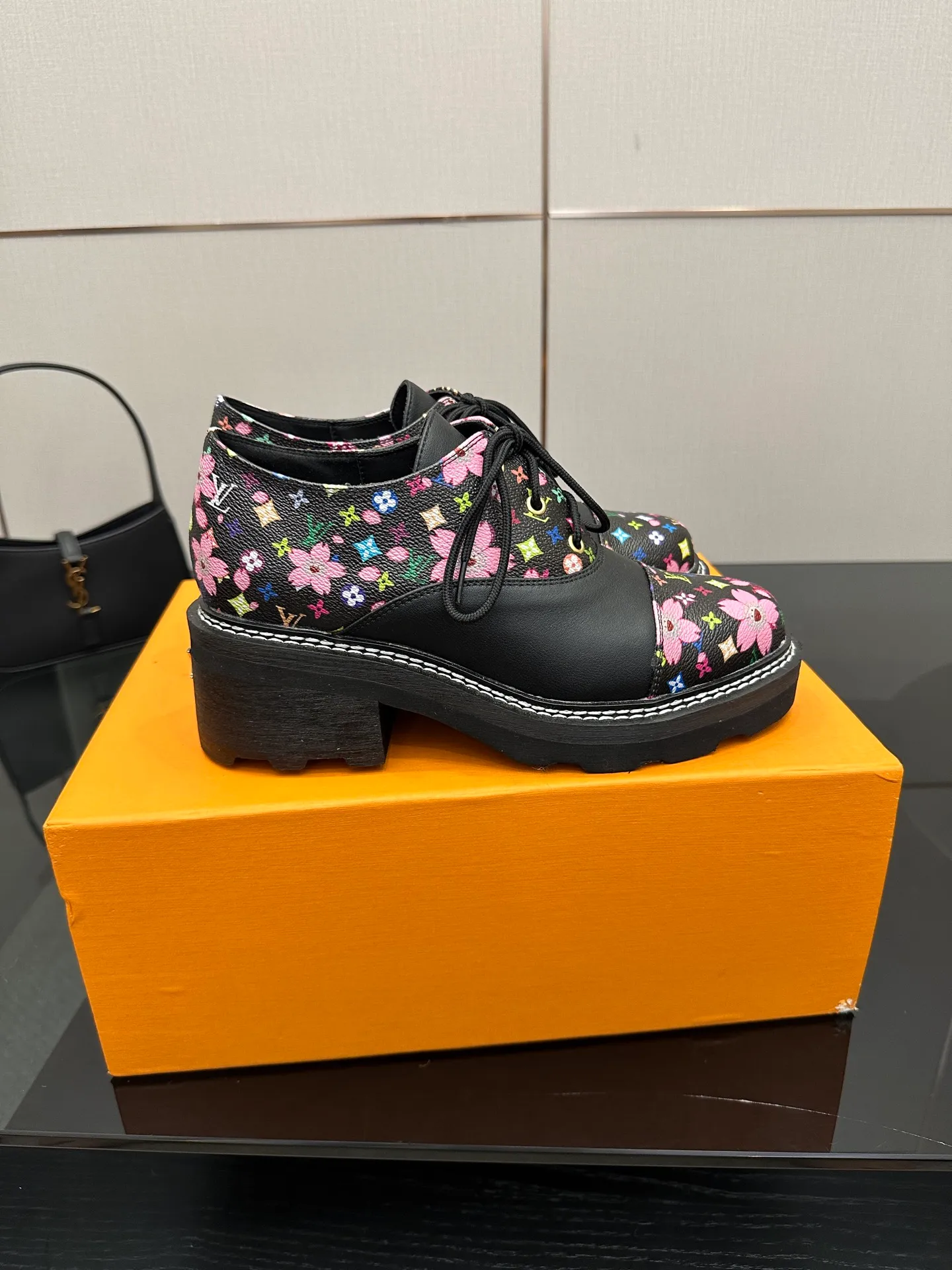 👟👟Ex-factory price 720👟👟 LOUIS VUITTON Louis Vuitton counter latest model top version LV inner cowhide material is real! Original 1:1 material reproduction! Modern and casual in one! Release a strong aura like a queen 🔥Capture everyone's attention instantly💃 Inner/foot pads: imported cowhide Fabric: cowhide Outsole: full genuine leather Code number: 35-41 (40, 41, 42 customizations are not returnable)